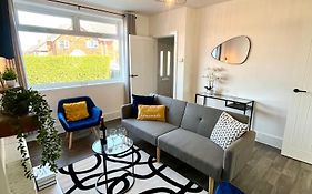 Crestfield House - Stunning Home Near Alton Towers - Free Parking & Garden
